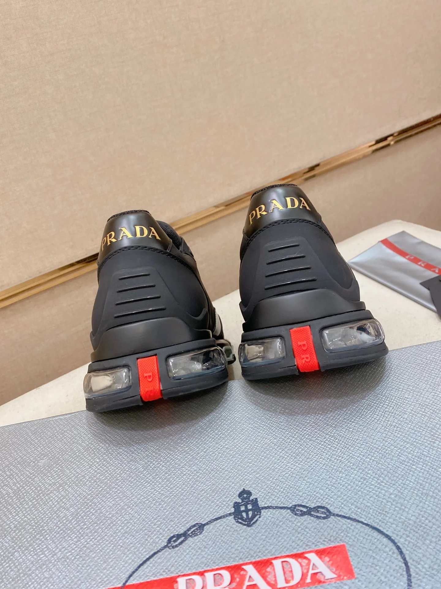 Factory price 640💰 ✔️✔️✔️Higher version High-quality new PRADA (Prada) counters are on the market at the same time. New men's shoes, 😘fabrics imported first-layer cowhide with waterproof materials, purely handmade. Lining: Full cowhide lining. 👍🏿 High-end ☄️ air-cushion molded anti-slip rubber outsole, exquisite lines, simple and elegant, comfortable and high-end for leisure travel. Code number: 38 to 45